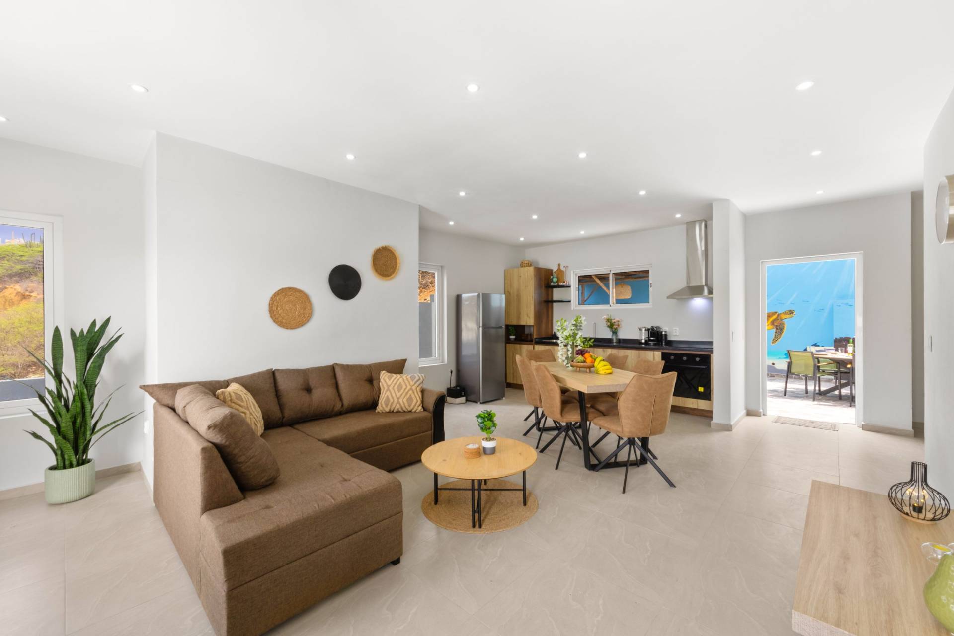 Curacao Casa Tortuga. Een ruime en lichte woonkamer met een open keuken, ideaal voor gezellige avonden met familie of vrienden