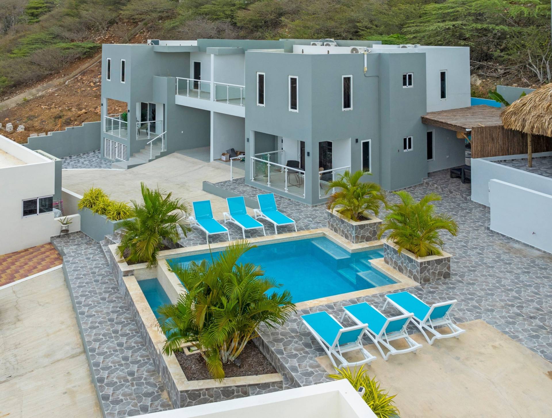 Curacao Casa Tortuga is  modern en stijlvol ingericht. Drie lichte en ruime slaapkamers met prachtig uitzicht.