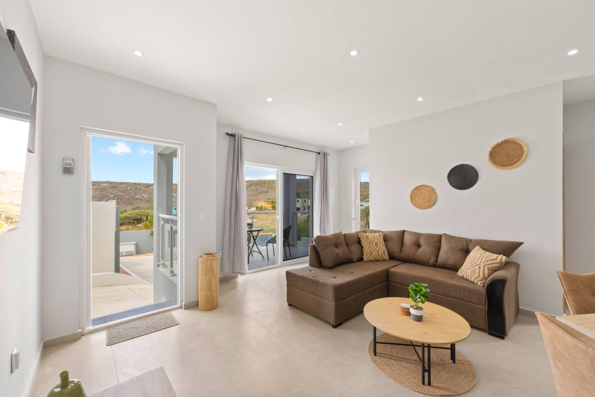 Curacao Casa Tortuga. Een ruime en lichte woonkamer met een open keuken, ideaal voor gezellige avonden met familie of vrienden