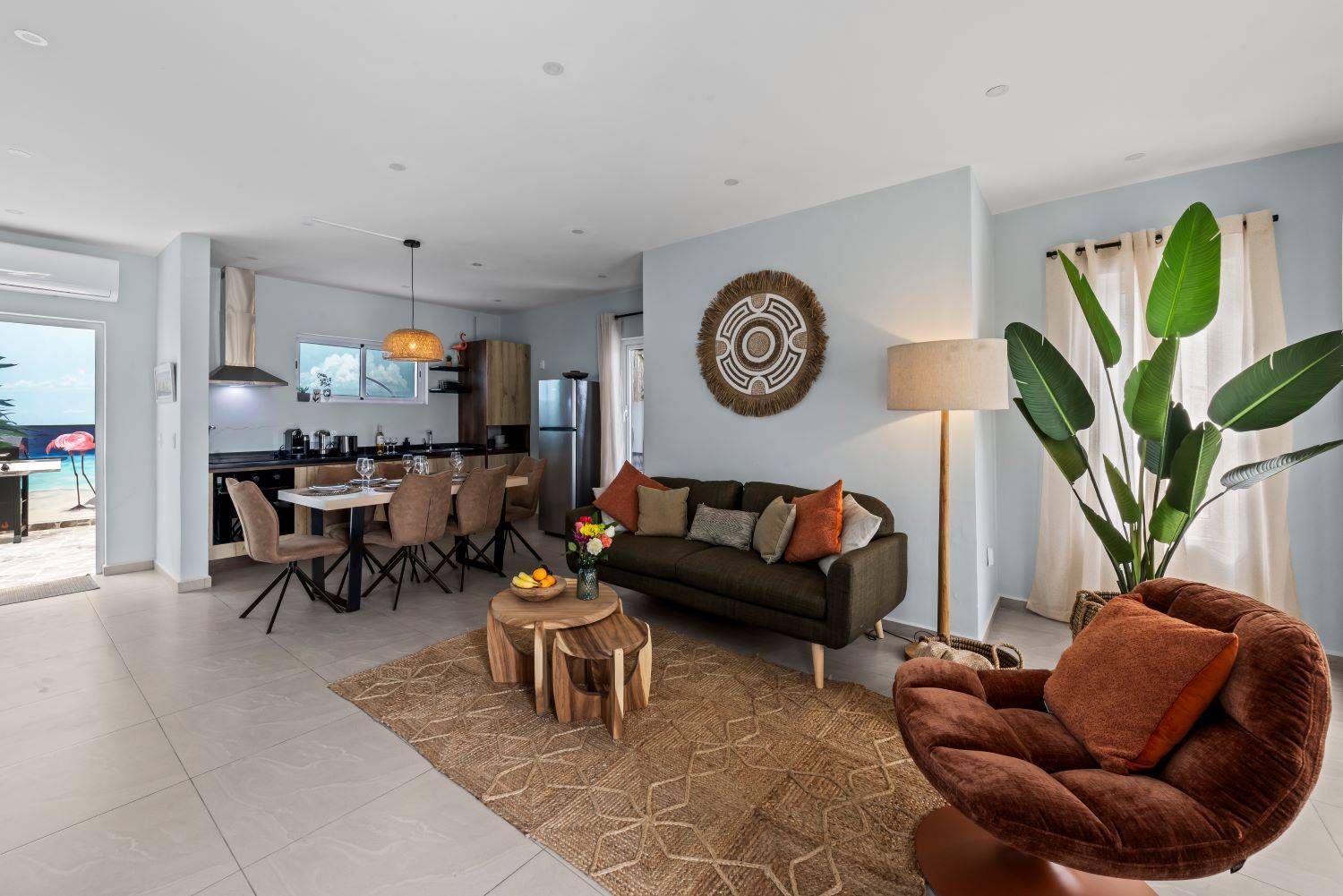 Curacao Casa Flamingo. Een ruime en lichte woonkamer met een open keuken.